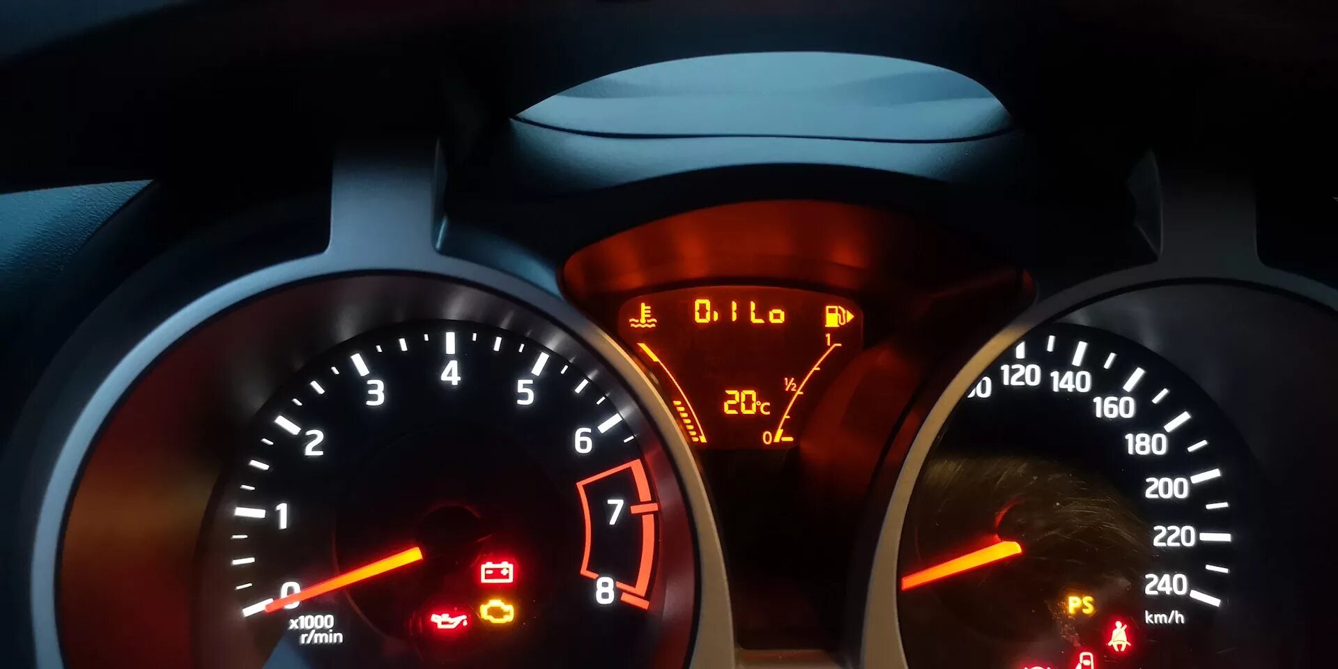 Ниссан горит масло. Oil lo Nissan Juke. Oil Low Nissan Juke. Nissan Juke 2015 индикаторы на панель приборов. Ниссан Жук индикатор бензина.