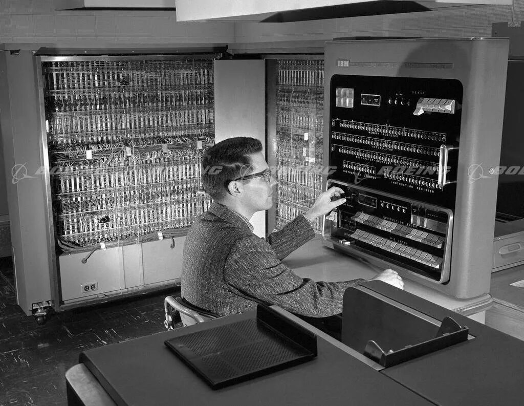 Компьютер IBM 701. 1957 IBM - 701. IBM модель 701. Компьютеров IBM S/360. Электронный компьютер электронная машина