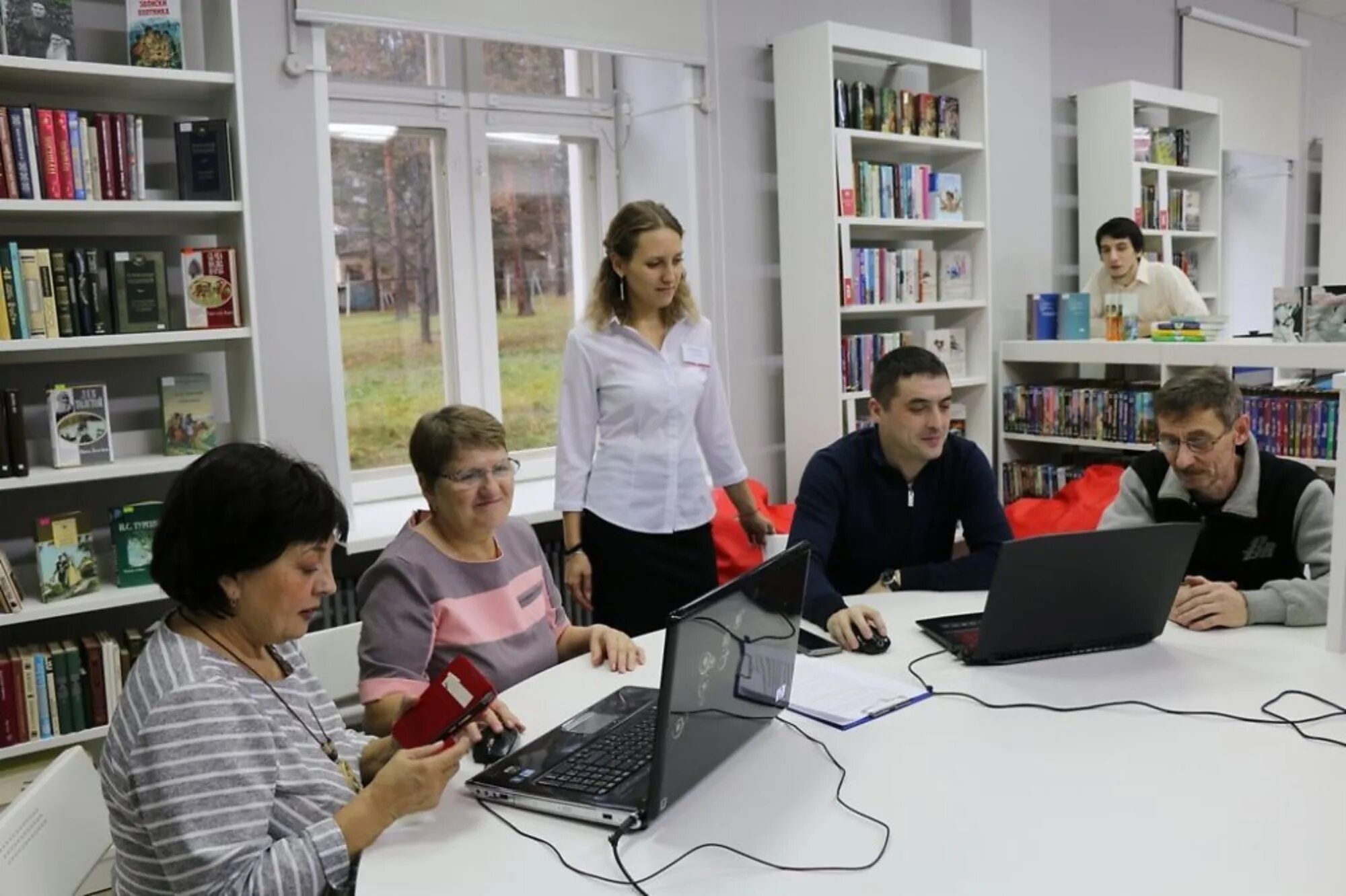 Библиотеки железногорска курской. Центральная библиотека Железногорск Красноярский край. Библиотека имени Горького Железногорск. Библиотека Горького Железногорск Красноярский. Библиотека Кучина Железногорск.