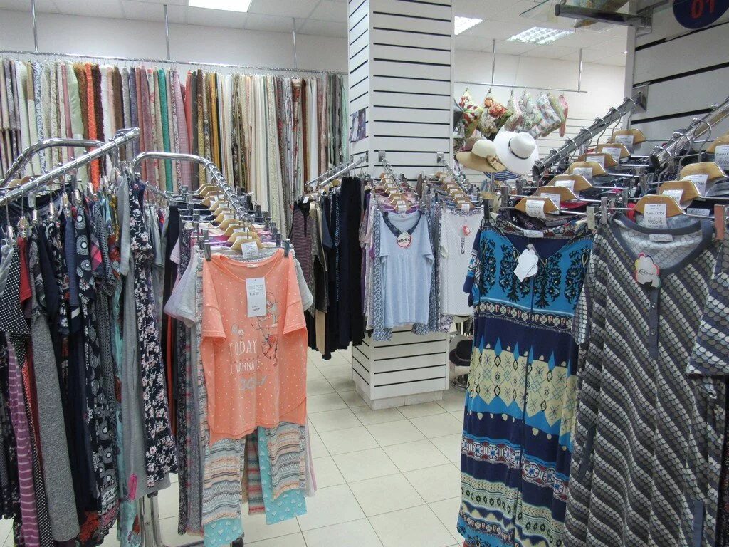 Корейский магазин одежды. Магазин ажур евпатория. Майкоп одежда. Магазин брендовой одежды. Дизайн магазина мужской одежды.