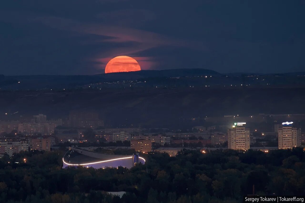 Красноярск 2022. Красноярск ночью. Красноярск вечером. Красная Луна в Красноярске.