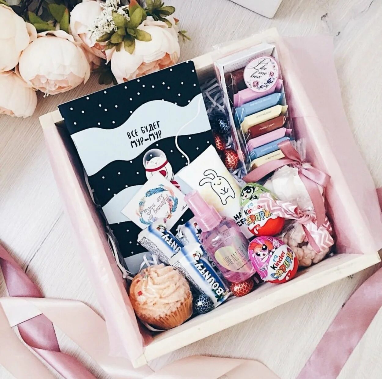 Идеи подарков для девочек. Девушка радуется подарку. Маленький подарок девушке. Подарок девушке. Набор косметики nomi beauty box №12.