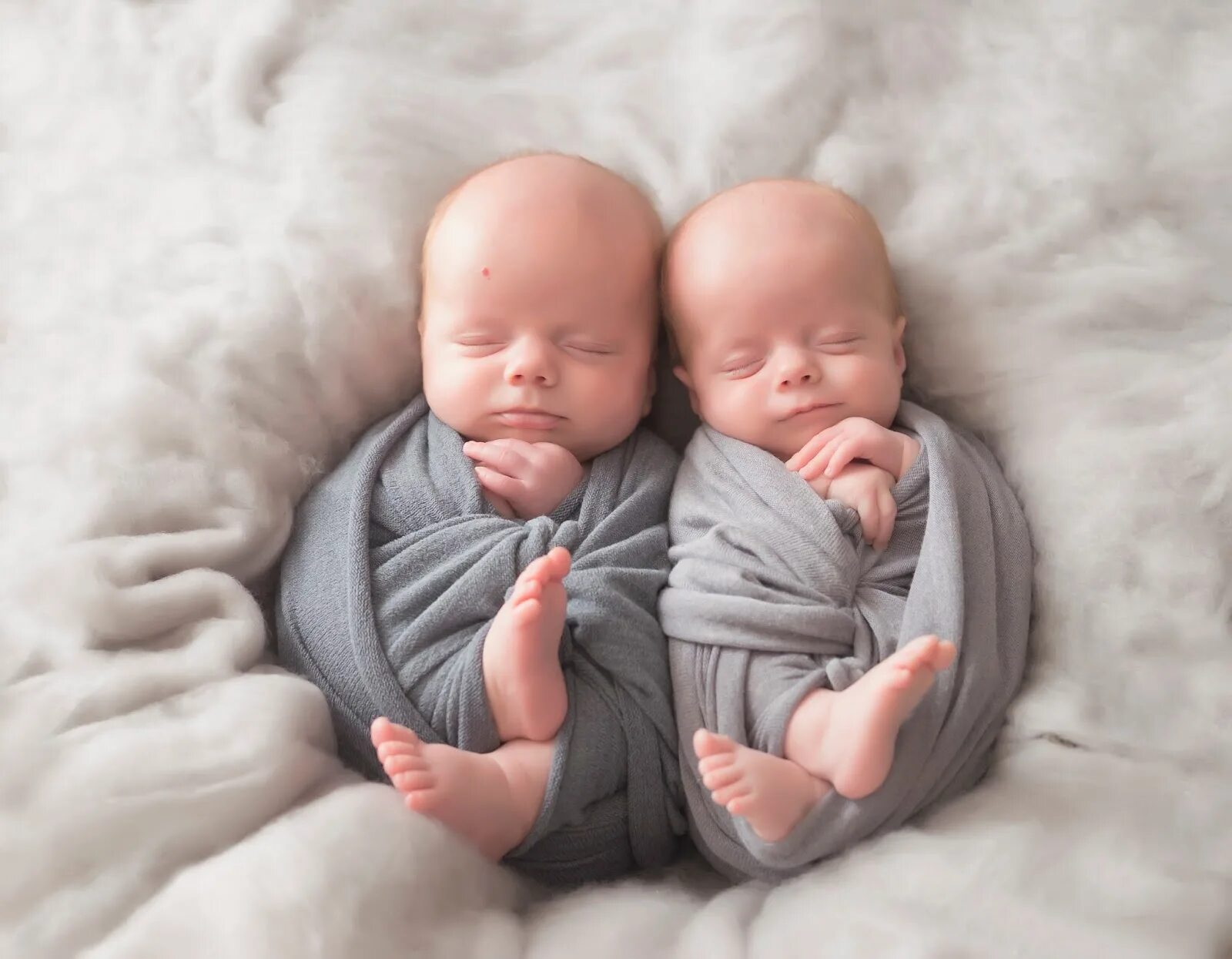 С рождением двойняшек. Близнецы мальчики. Фотосессия двойняшек. Двойняшки мальчик и девочка.