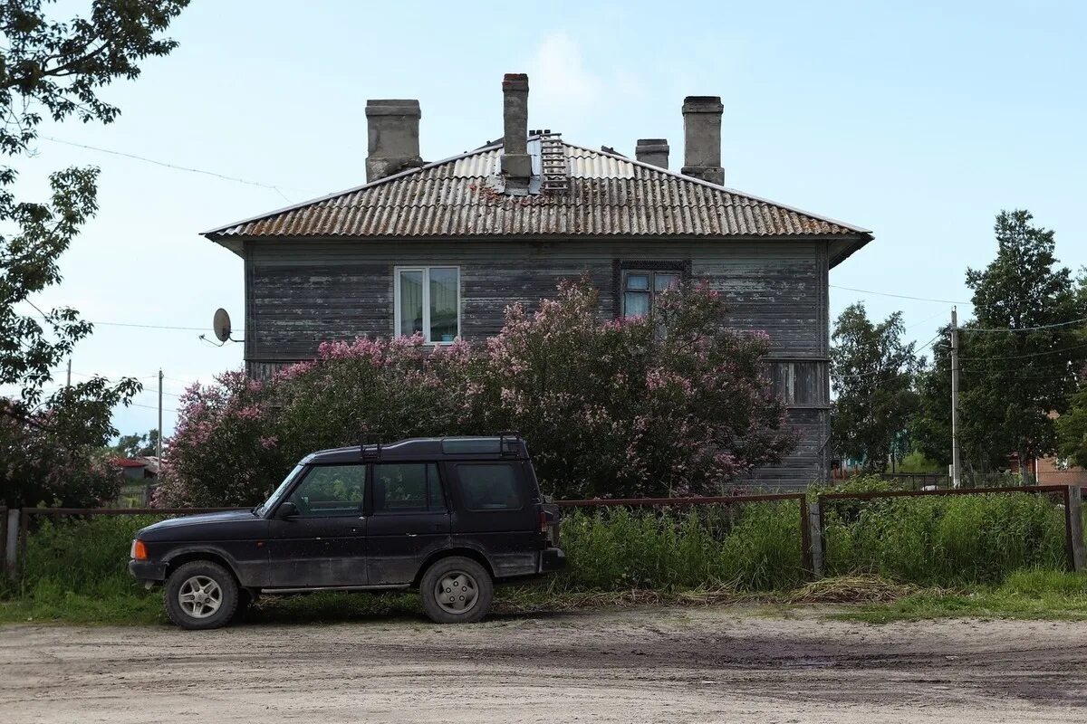 Машина в деревне. Сельские машины. Машина в селе. Деревенское авто. Скорость по деревне на машине