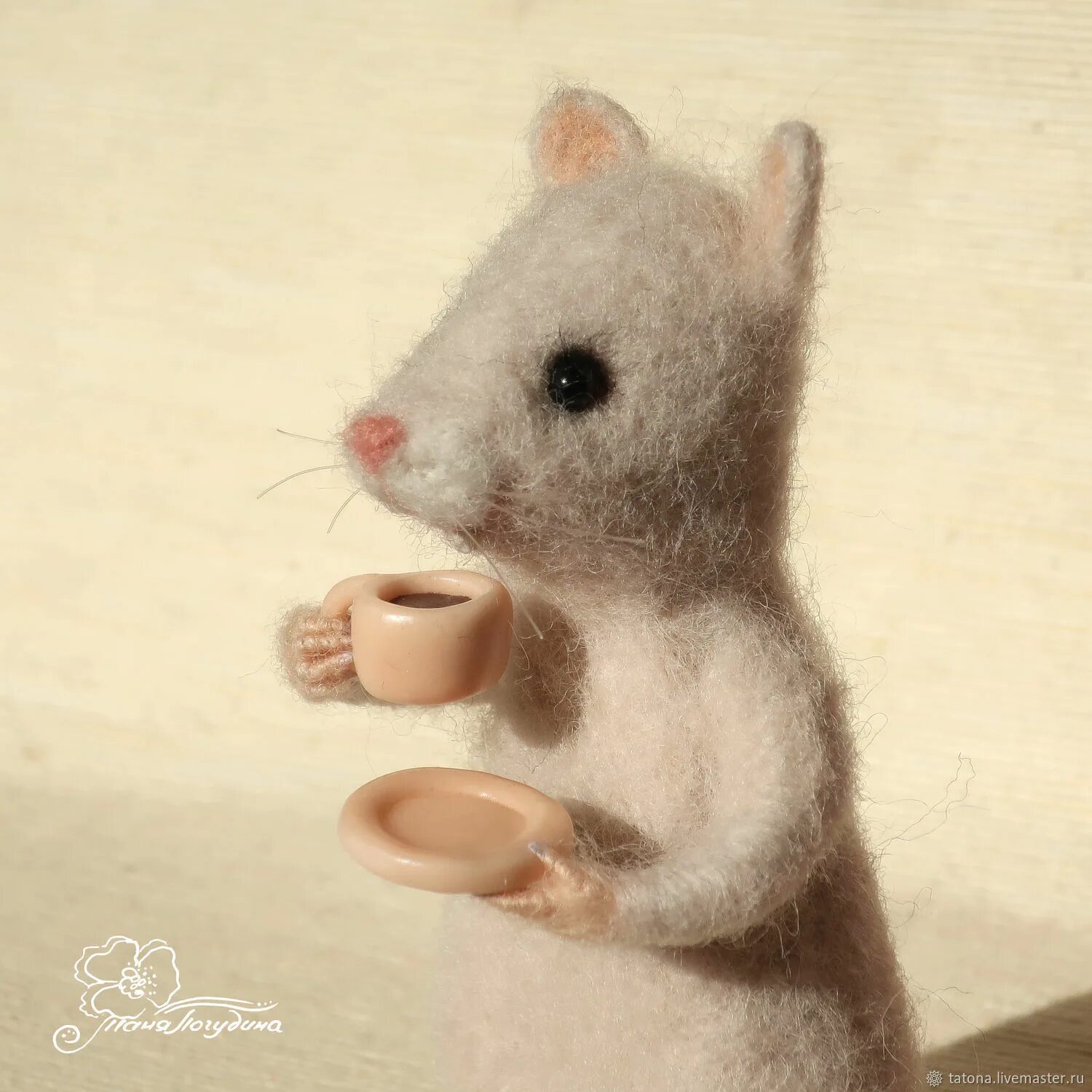 Время мышах. Джон кофе и мышонок. Мышка как кофе. Одна милая мышка была боец найти по фото.