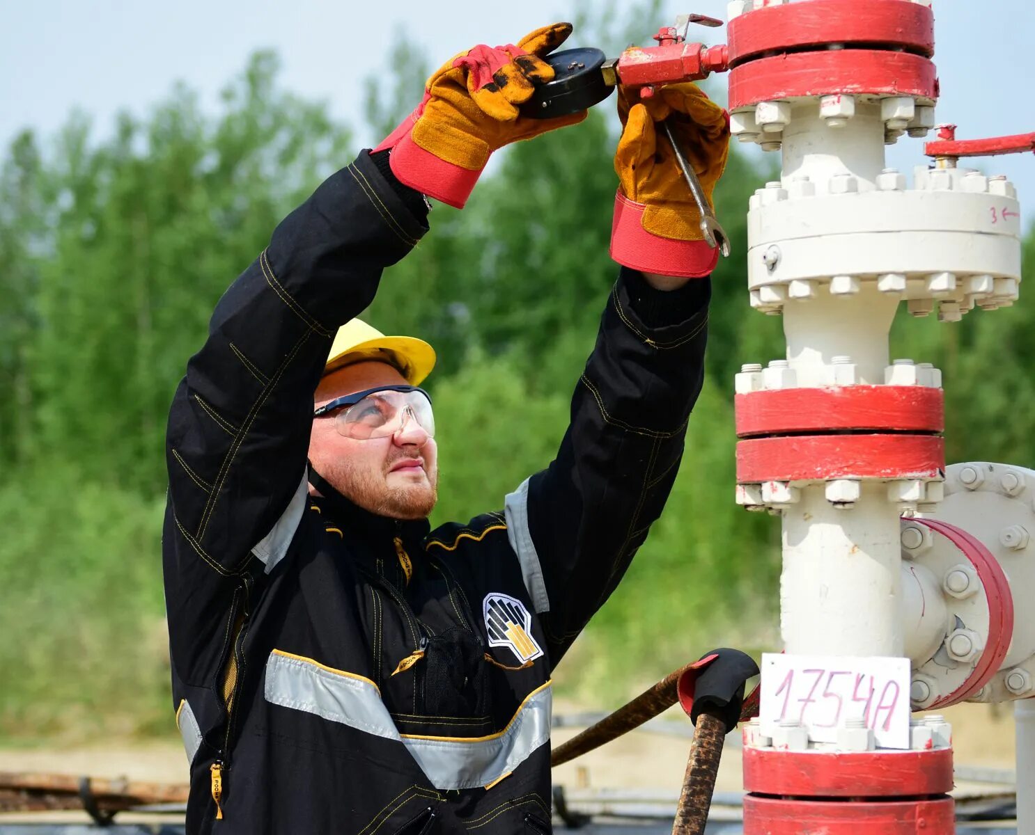 Рн добыча. Правдинское месторождение нефти хмао. Буровая вышка роснефть. Рн добыча. Рн добыча.