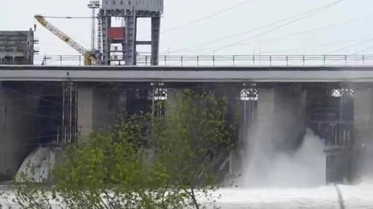 Сброс воды видео. Плотина Новосибирской ГЭС. Новосибирск ГЭС водосброс. Дамба Новосибирск. Новосибирск ГЭС сброс воды.