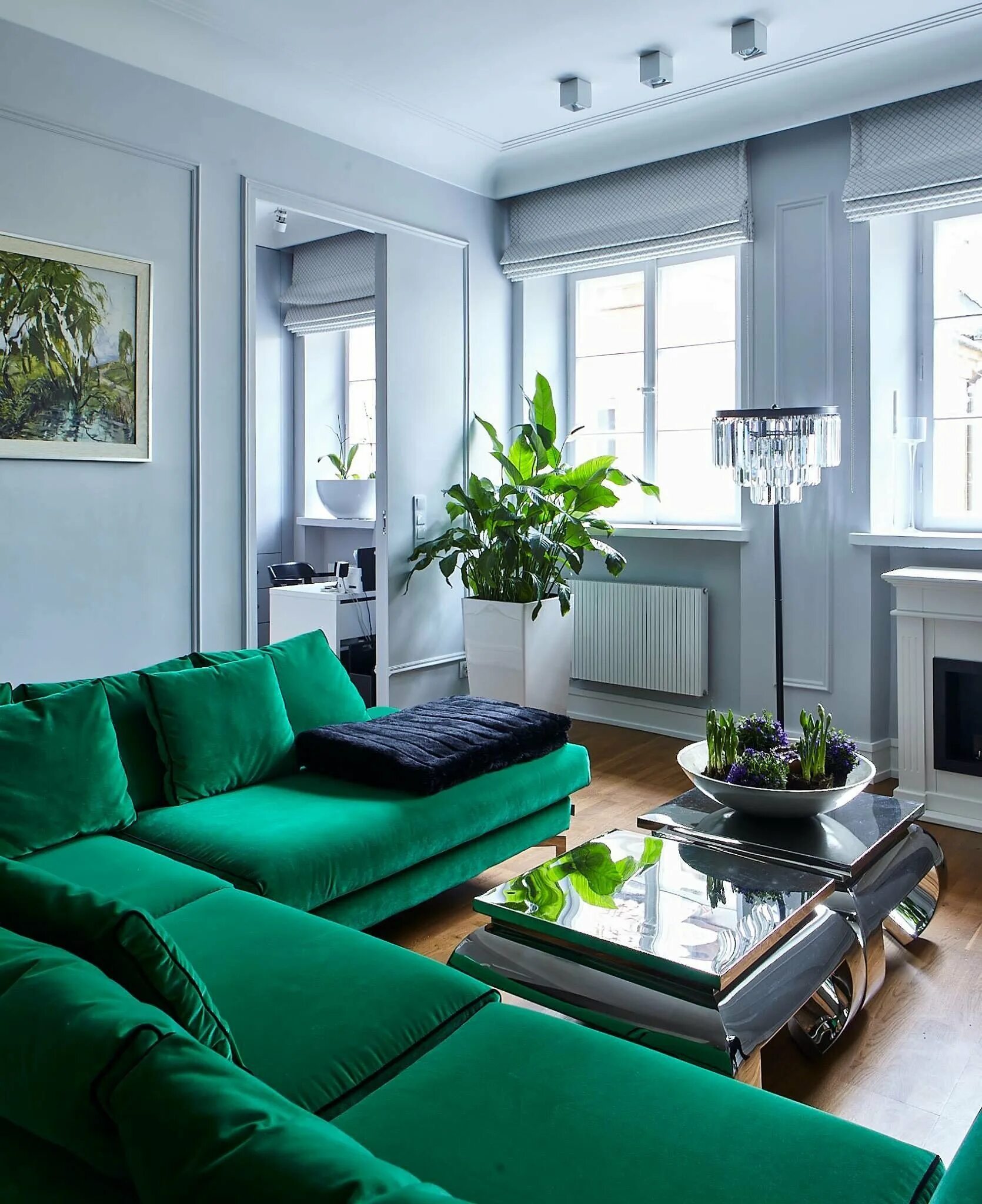 Изумрудный диван в интерьере. Изумрудный диван в интерьере гостиной. Диван изумрудного цвета в интерьере. Зеленый диван в интерьере.