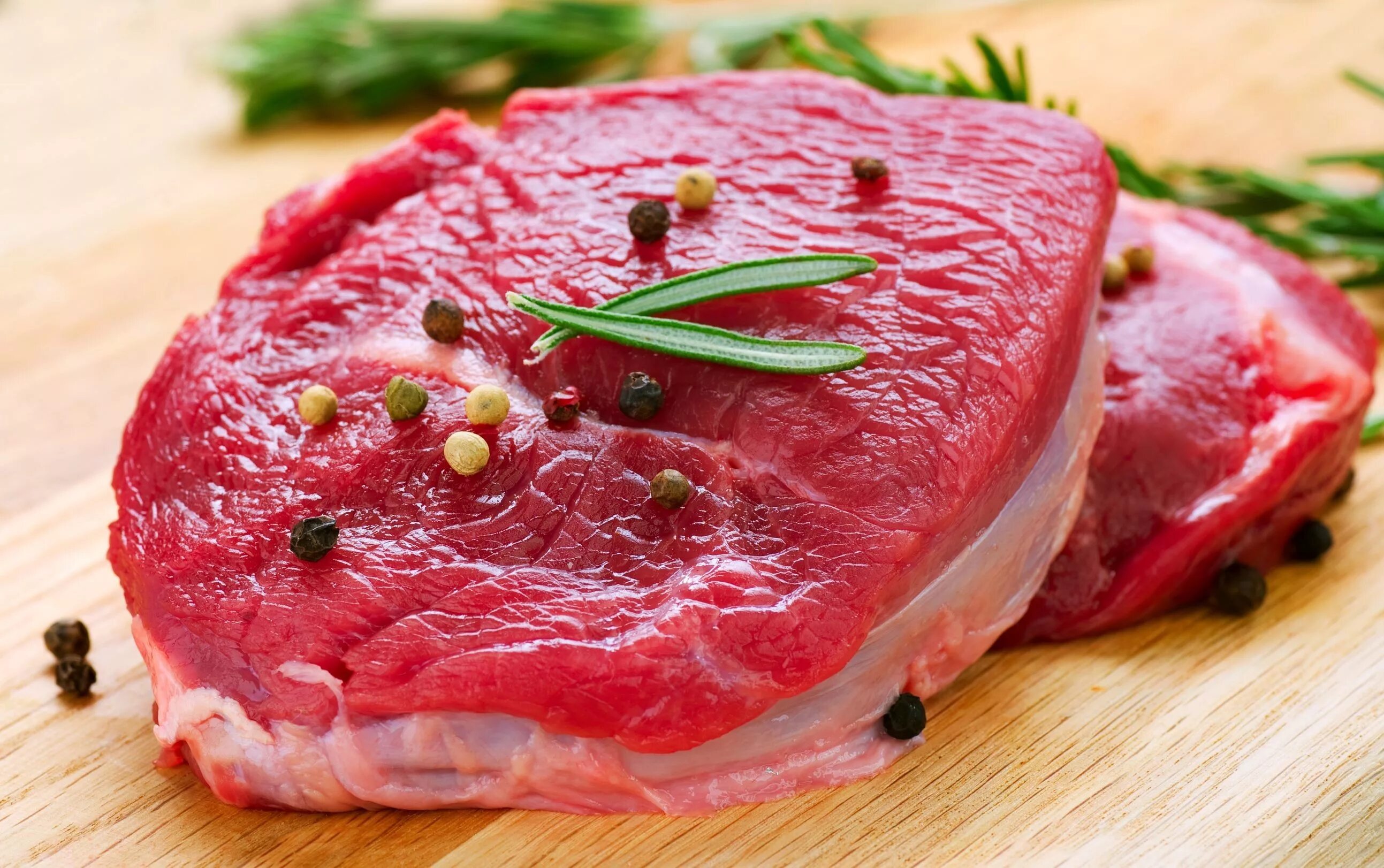 В мясе есть кровь. Мясо. Сырое мясо. Свежее мясо. Мясо фото.