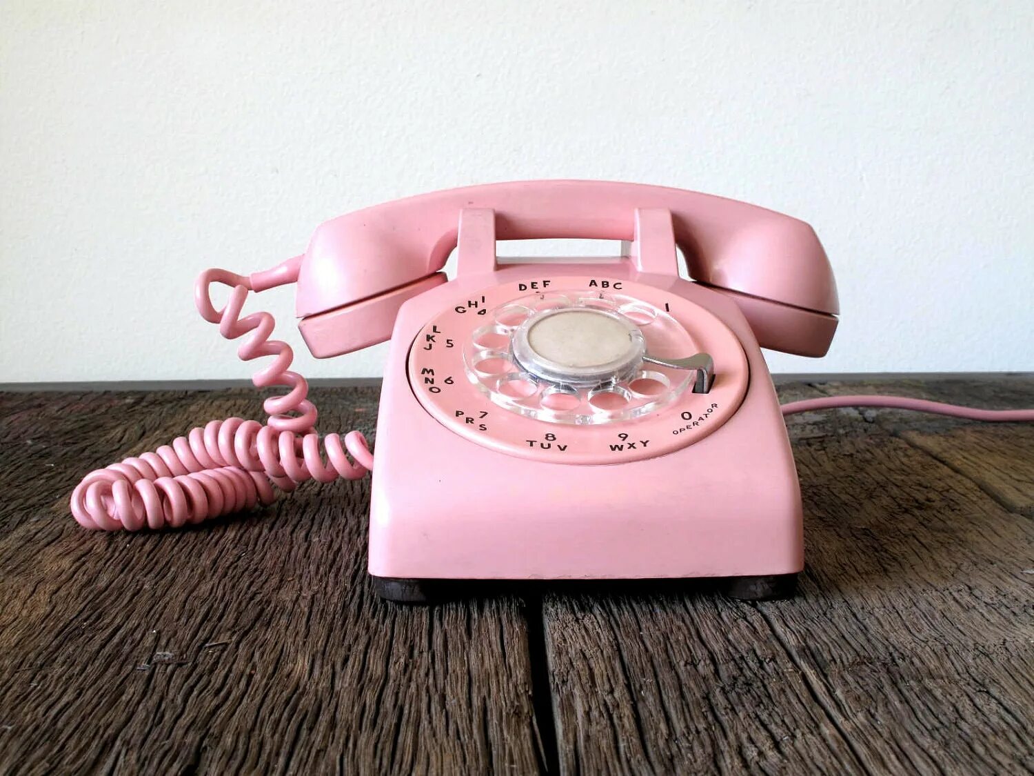 Розовый телефон фото. Розовый телефон. Домашний телефон розовый. Розовый мобильник. Ретро домашний телефон розового цвета.