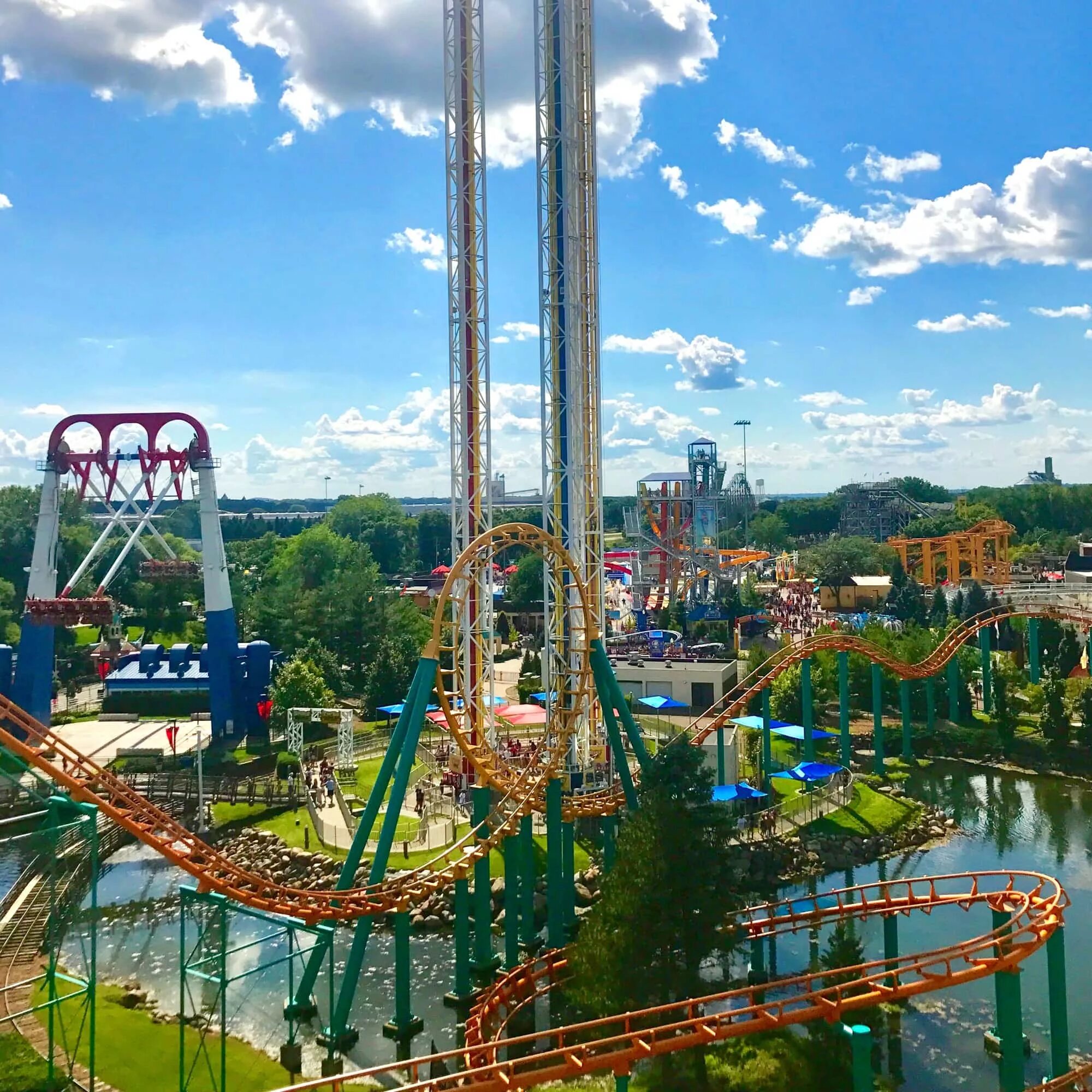 Крупное развлечение. Порт Авентура аттракционы. Парк аттракционов Valleyfair. Белеварде парк аттракционов Бельгия. Парк аттракционов Казань Филадельфия.