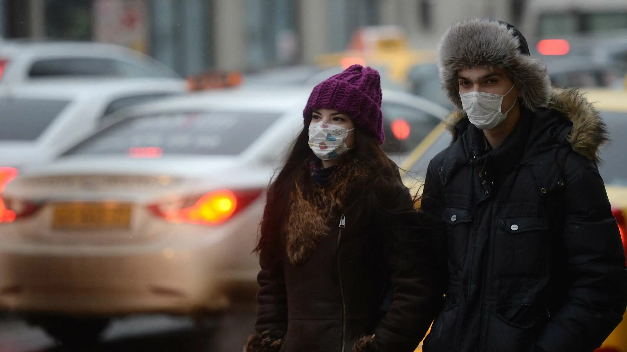 Люди в масках на улице. Люди в масках зима. Люди в масках на улице зимой. Девушка в маске на улице. Орви на улице