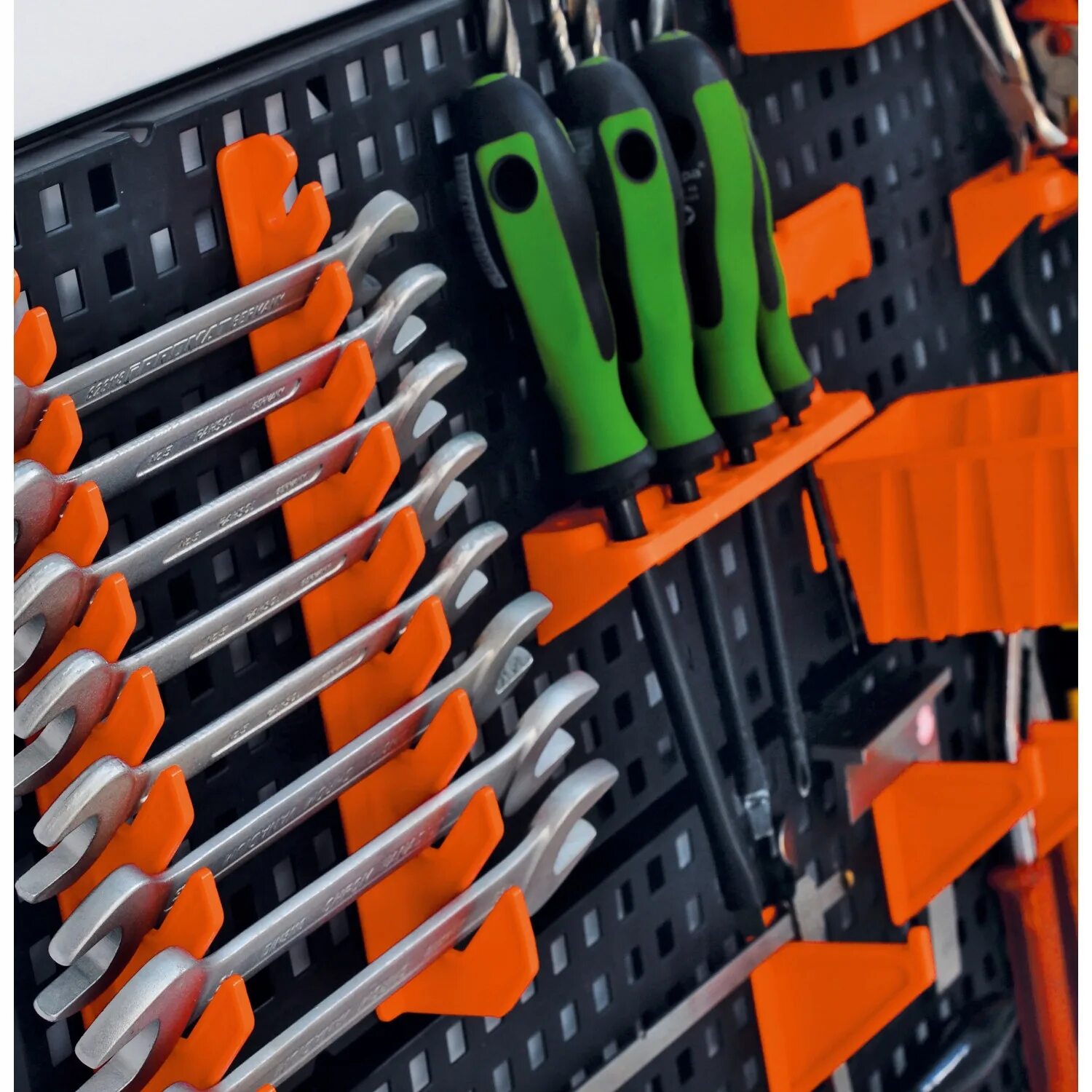 Инструменты на стене. Полки для крепления инструмента. Держатели для отверток и инструментов. Хранение инструмента. Сарай инструментов для инструментов.