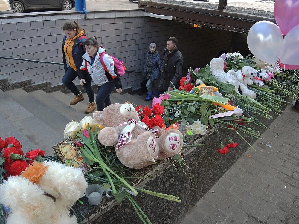 Похороны девочки убитой няней в Москве. Порохоны детей и нянечки сегодня.