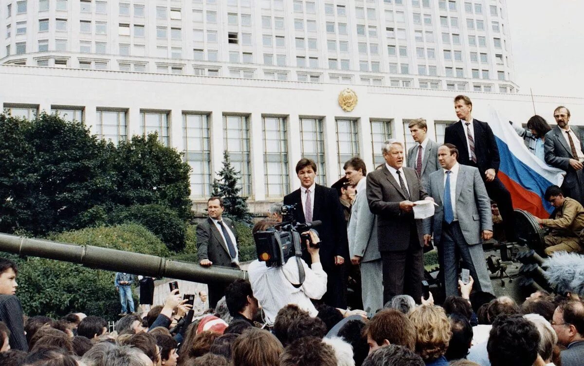 Путч 1991 Ельцин на танке. Августовский путч Ельцин на танке. Августовский путч 1991 года Ельцин. ГКЧП Ельцин на танке. Власти пришел конец