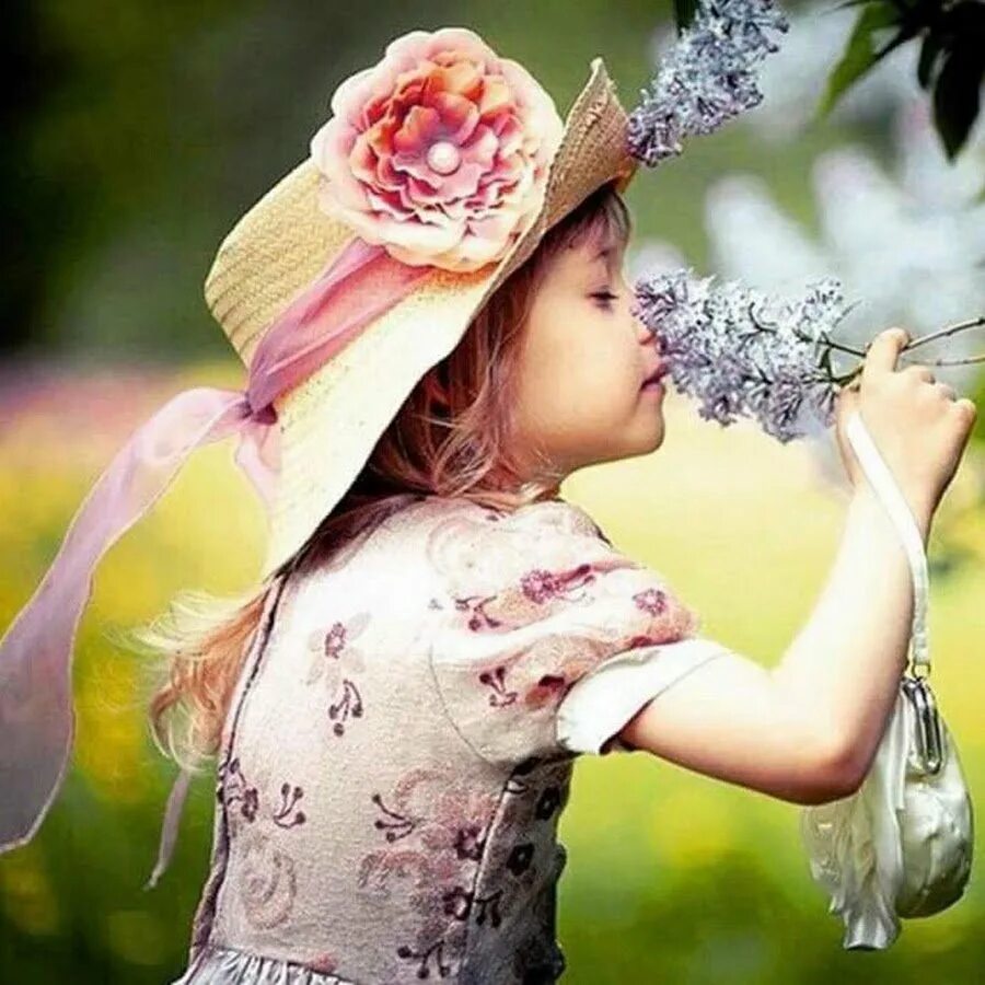 Вдохновение нежность. Радость вдохновения в новом дне. Девочка в цветочном поле. Цветы для детей. Нежные яркие цветы.