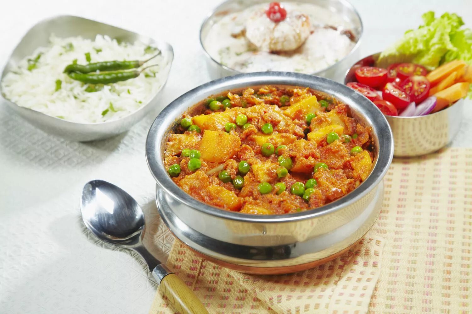 Особое блюдо тиори. Индийская кухня. Блюда индийской кухни. Индийские овощные блюда. Вегетарианская кухня.
