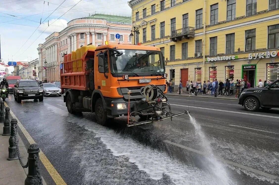 Поливальная машина. Поливомоечная машина. Уборка улиц. Поливочная дорожная машина.