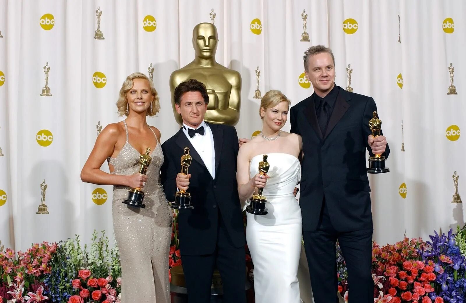 Фильмы оскар 2004. Церемония оскар 1993. Премия оскар 2004. Номинация оскар 2004 года видео. Шарлиз террон с оскаром.