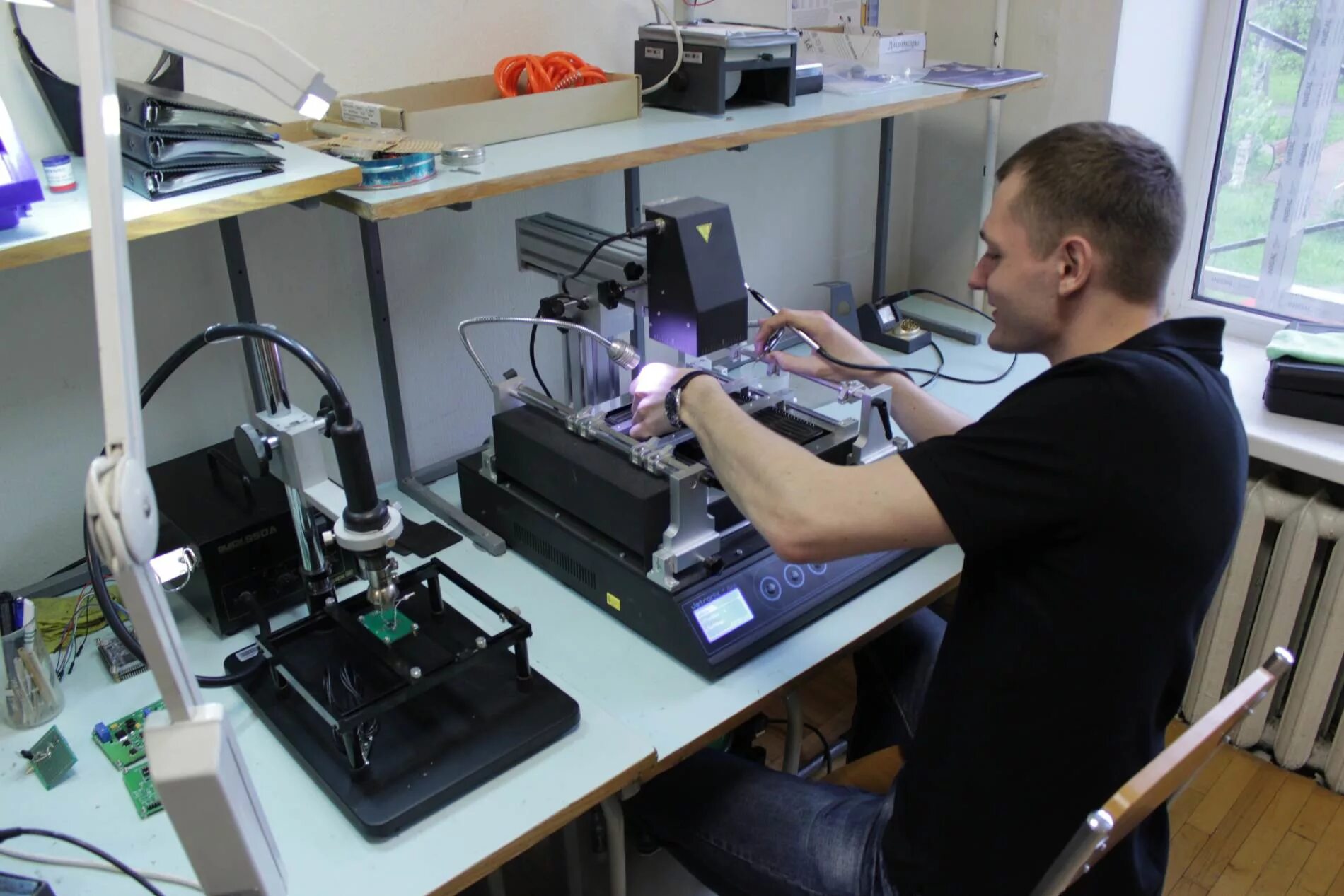 Создание научных центров. Центр фотоники и двумерных материалов мфти. Лазер кремниевая интегральная фотоника. Лаборатория электроники. Полупроводниковая фотоника.