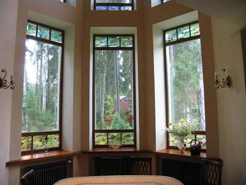 Три больших окна. Окно пластиковое эркер. Окна в частном доме. У окна. Окна в эркере в частном доме.