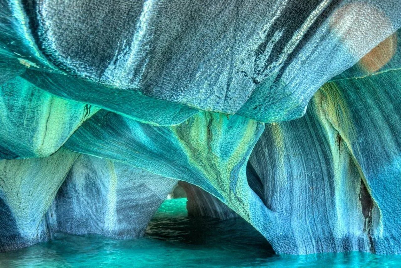 Самые красивые медленно. Мраморные пещеры Чиле-Чико. Мраморные пещеры Чиле-Чико, Чили. Мраморные пещеры Патагонии Чили. Мраморные пещеры озера Чиле-Чико.