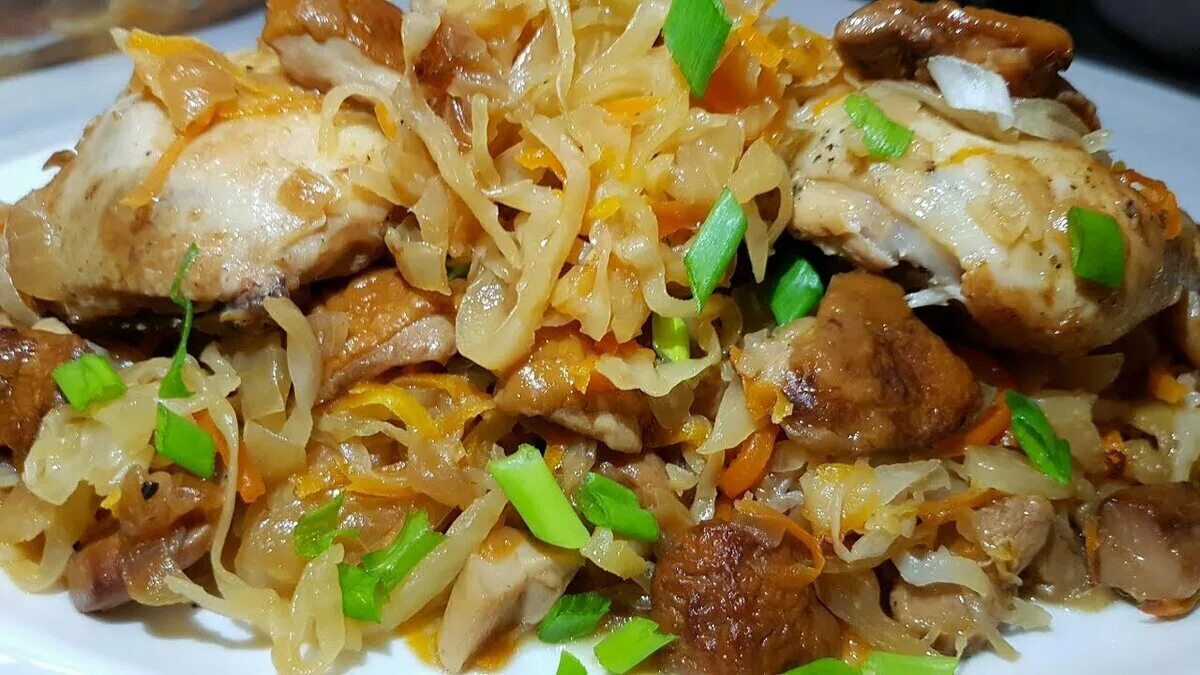 Квашеная капуста с курицей и картошкой. Жаркое с квашеной капустой. тушеная капуста с грибами. тушеная капуста с курицей. курица с квашеной капустой.
