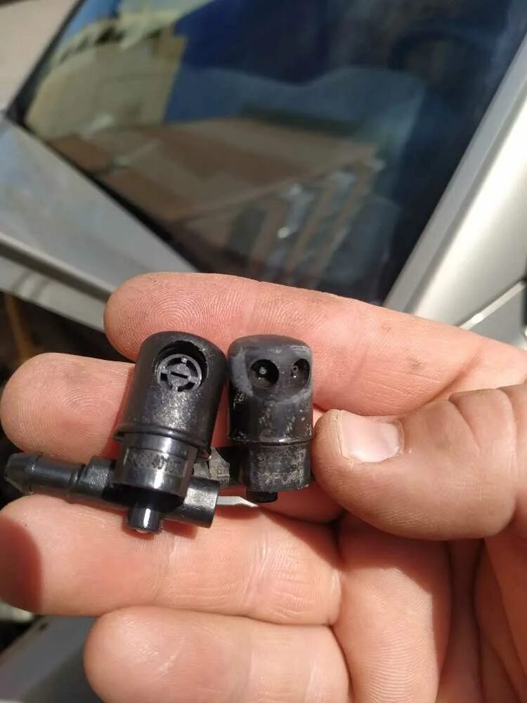 Форсунка стеклоомывателя рио 3. Форсунка омывателя лобового стекла пежо. Форсунки омывателя камаз 5320 лобового. Форсунки омывателя калина 2. Замена форсунок на стекла.