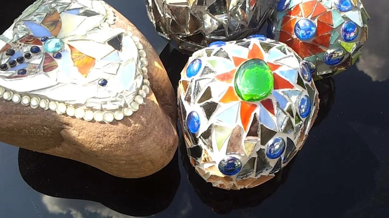 Кровавик гематит кровавик. Зеркальные камни в саду. Яшма с гематитом. Зеркальные камни. Зеркальные камни.