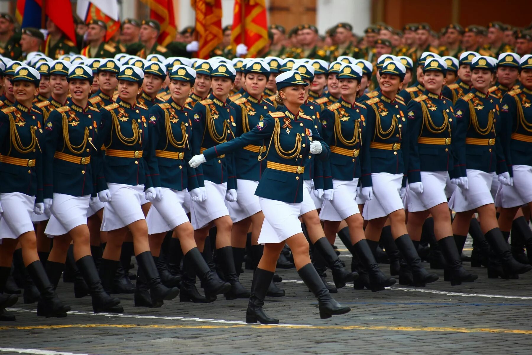 Марш девушки. Женщины на параде. женщины маршируют на параде. женщины на параде победы. женщины военные на параде.