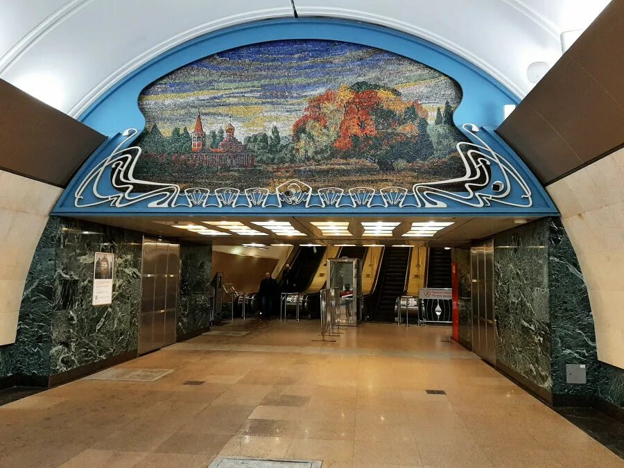 Московский метрополитен станция марьина роща. Станция марьина роща люблинско-дмитровская линия. Марьина роща метро мозаика. Как называется техника декорирования пилонов марьина роща. Станция метро марьина роща.
