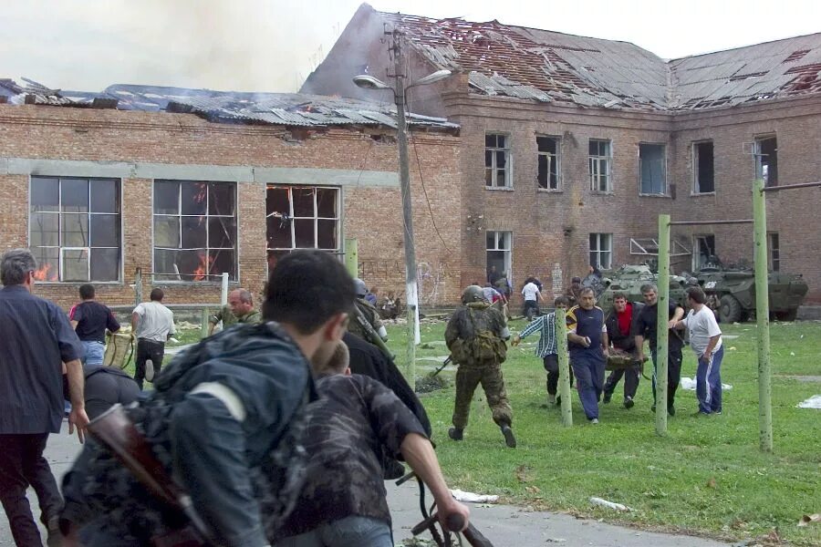 Беслан Северная Осетия 1 сентября 2004. Захват заложников в Беслане. 1 Сентября 2004 года.. Захват школы сентября