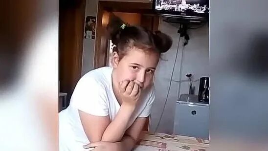 Девочка решает задачу огурцы. Девочка решает задачу про огурцы. девочка решает задачу про грибы и огурцы. мем девочка решает задачу про огурцы. сколько грибов в третьем бочонке видео смотреть.