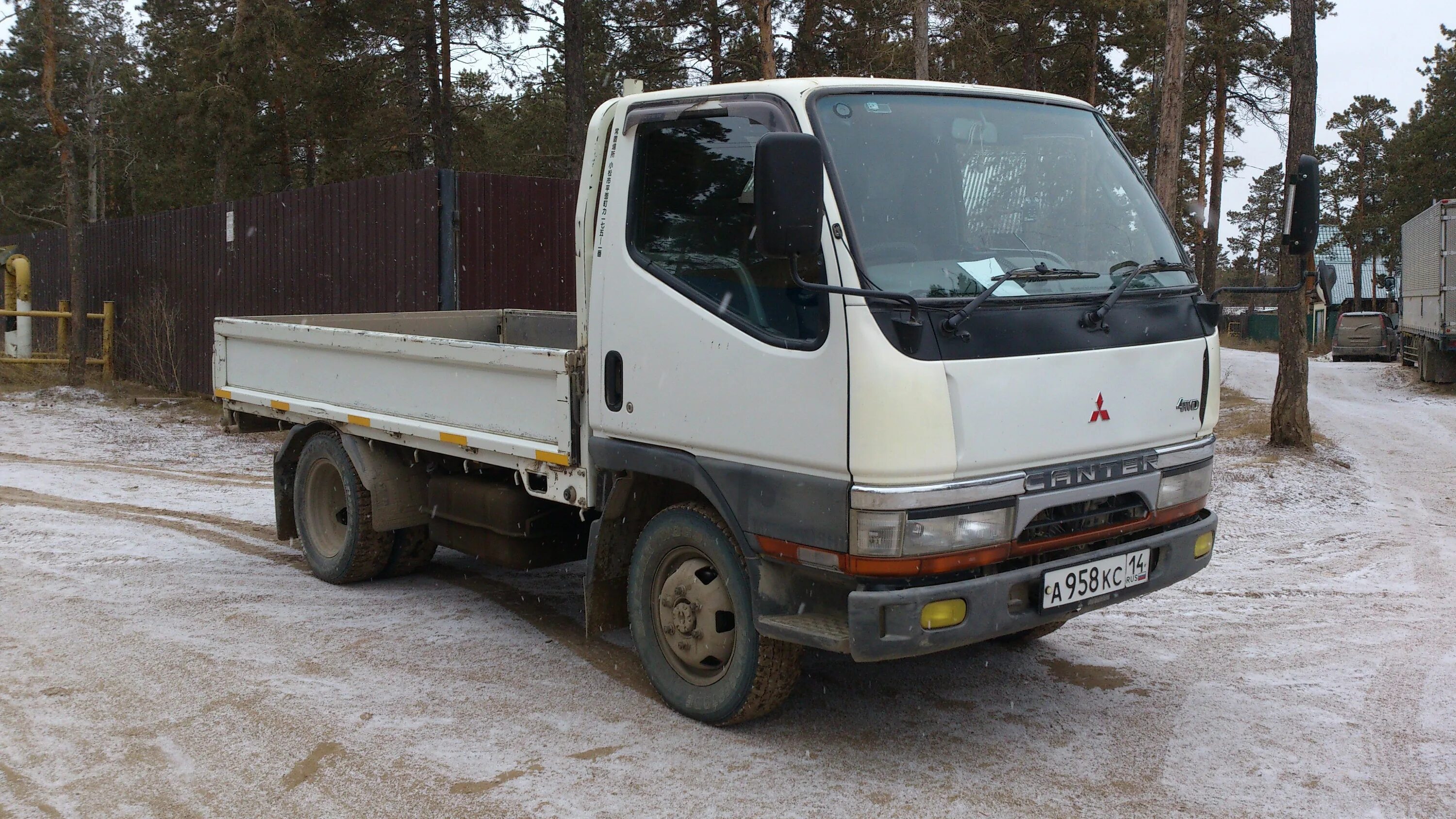 Грузовики бу иркутская область. Мицубиси Кантер 4 ВД. Mitsubishi Fuso Canter 1991г 4 ВД. Митсубиси Кантер 1.5 тонны. Мицубиси Фусо 5т 4вд.