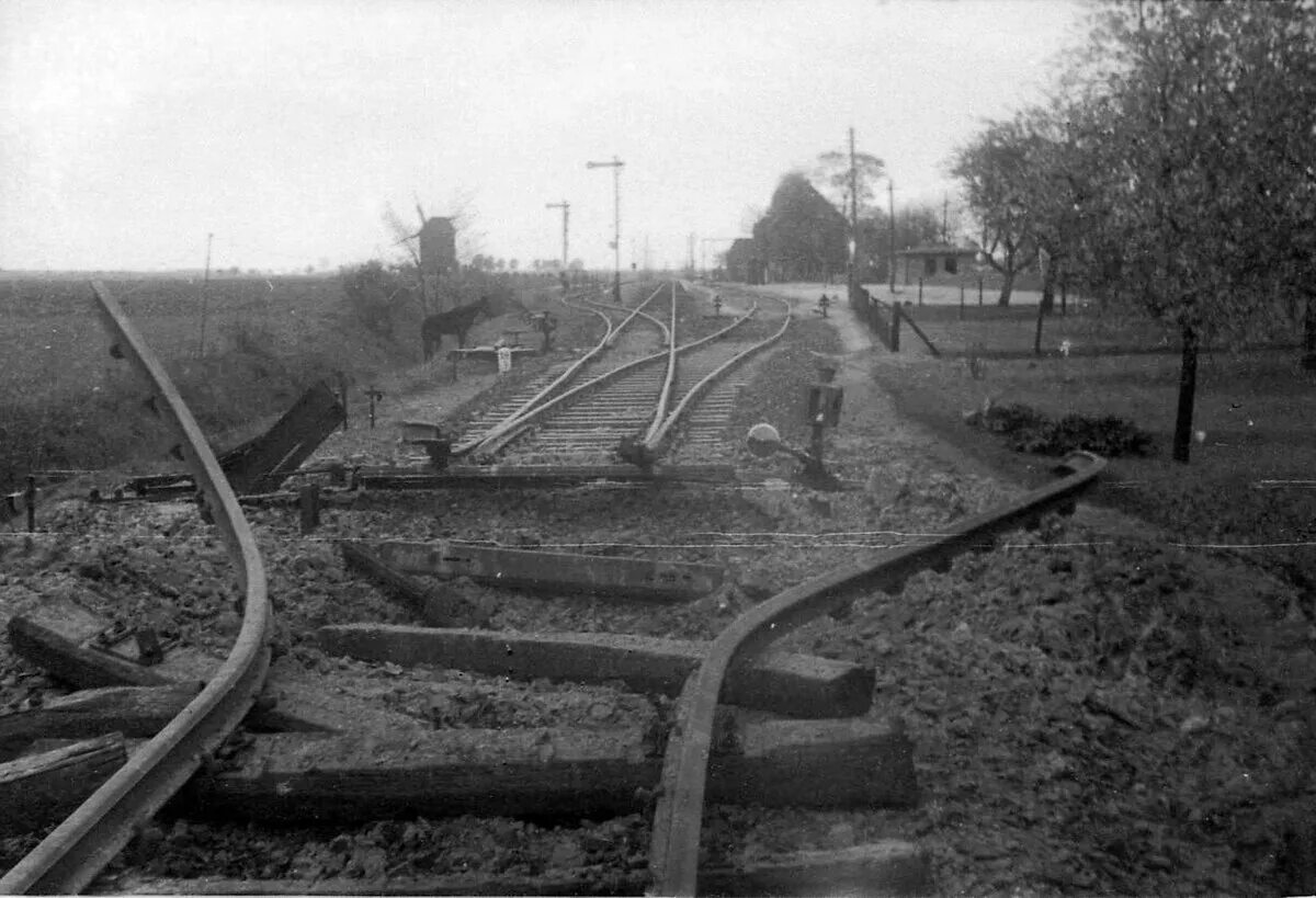 Разбитая железная дорога. Путеразрушитель крюк 1942. Разрушенные железные дороги СССР после войны 1941-1945. Железная дорога в Великую отечественную войну.