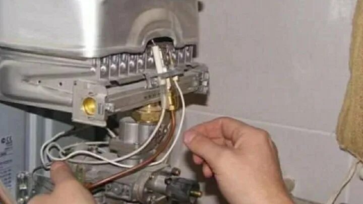 Колонка бош запальник. Почему в колонке гаснет фитиль. Чистка горелки газовой колонки bosch. Колонка юнкерс запальник. Запальник газовой колонки bosch junkers wr13.