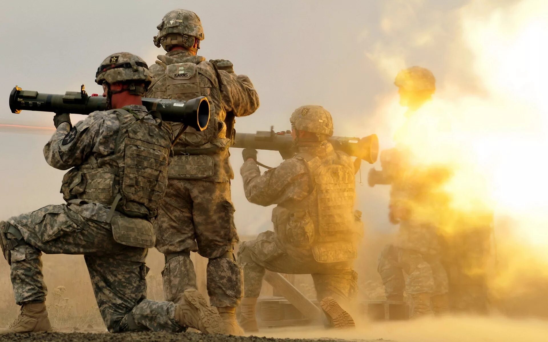 Солдат стреляет. M249 minimi 7,62. The soldiers shot. Солдат снимает оружие. Jarms militiary.