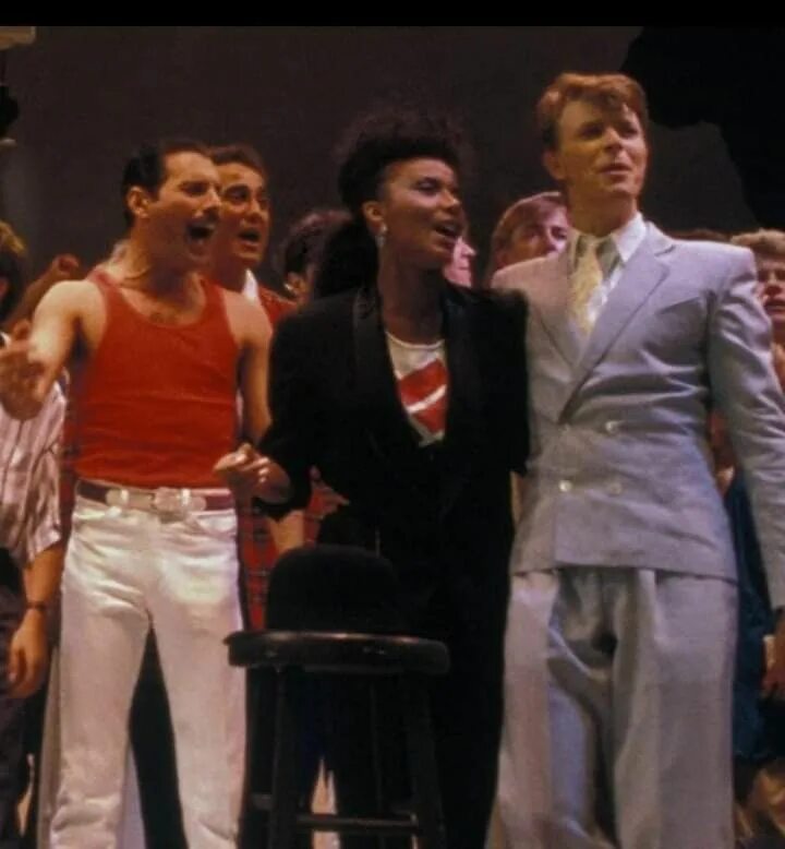 Дэвид квин. Queen и дэвид боуи. david bowie and freddie mercury. дэвид боуи и фредди меркьюри. live aid 1985 david bowie.