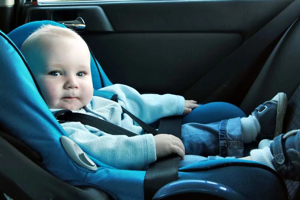 Месяц автомобиля. Автомобиль для малышей. Автокресло. Кресло в машину для детей. Младенец в автомобиле.