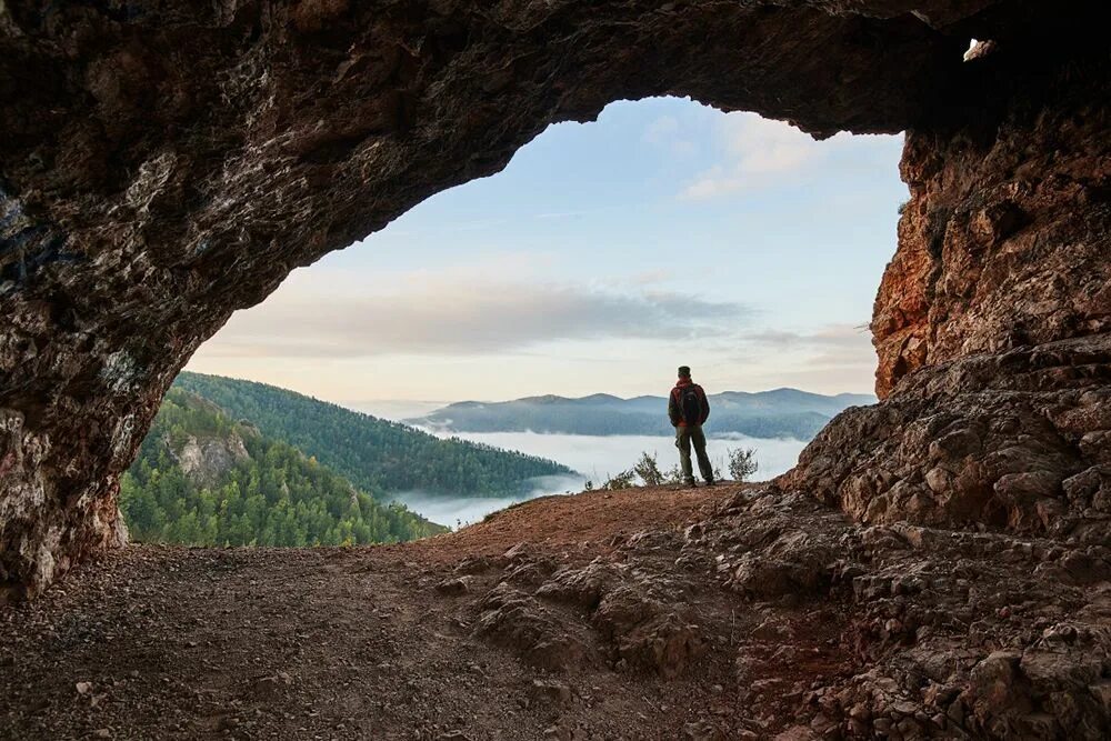 Красноярск арк. Арка Красноярск Торгашинский хребет. Красный гребень Торгашинский хребет. Торгашинский хребет Красноярск. Скала арка Красноярск.