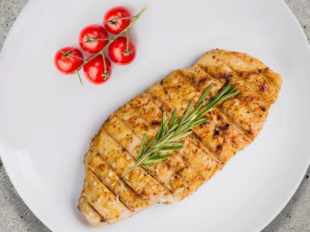 Грудка индейки стейк. Куриный стейк на сковороде гриль. Бифштекс куриный. Стейк из куриного филе на сковороде. Филе индейки грильгриль.