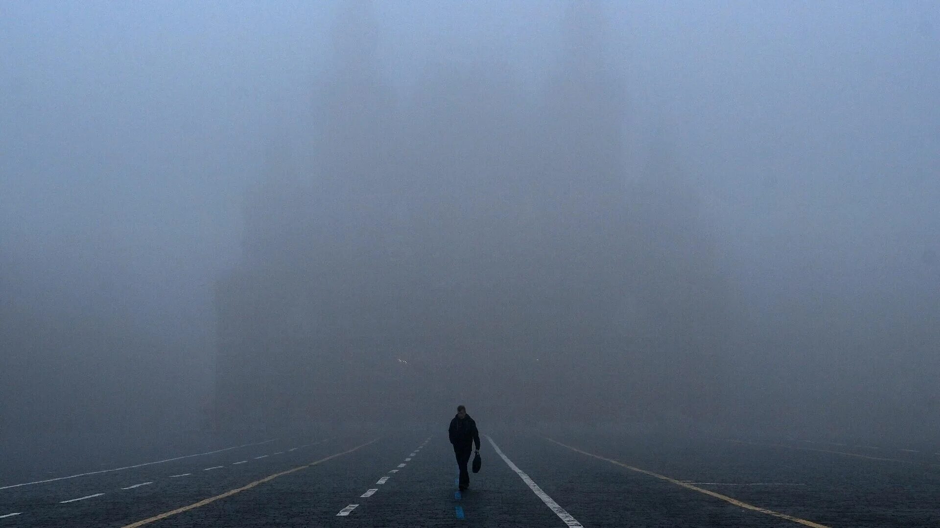 Город в тумане. Дорога в тумане. Сильный туман. Сильный туман на дороге. Плохо видимый в тумане