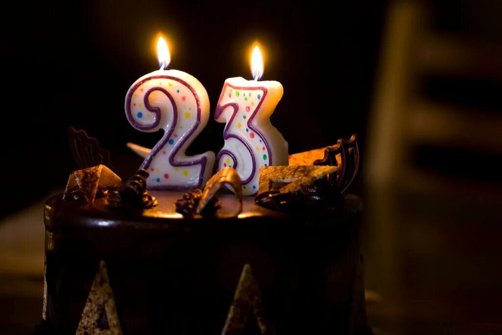 23 года в днях. С днём рождения 23 года. С днём рождения меня 23 года. Торт со свечками 23. Торт на 23 года.
