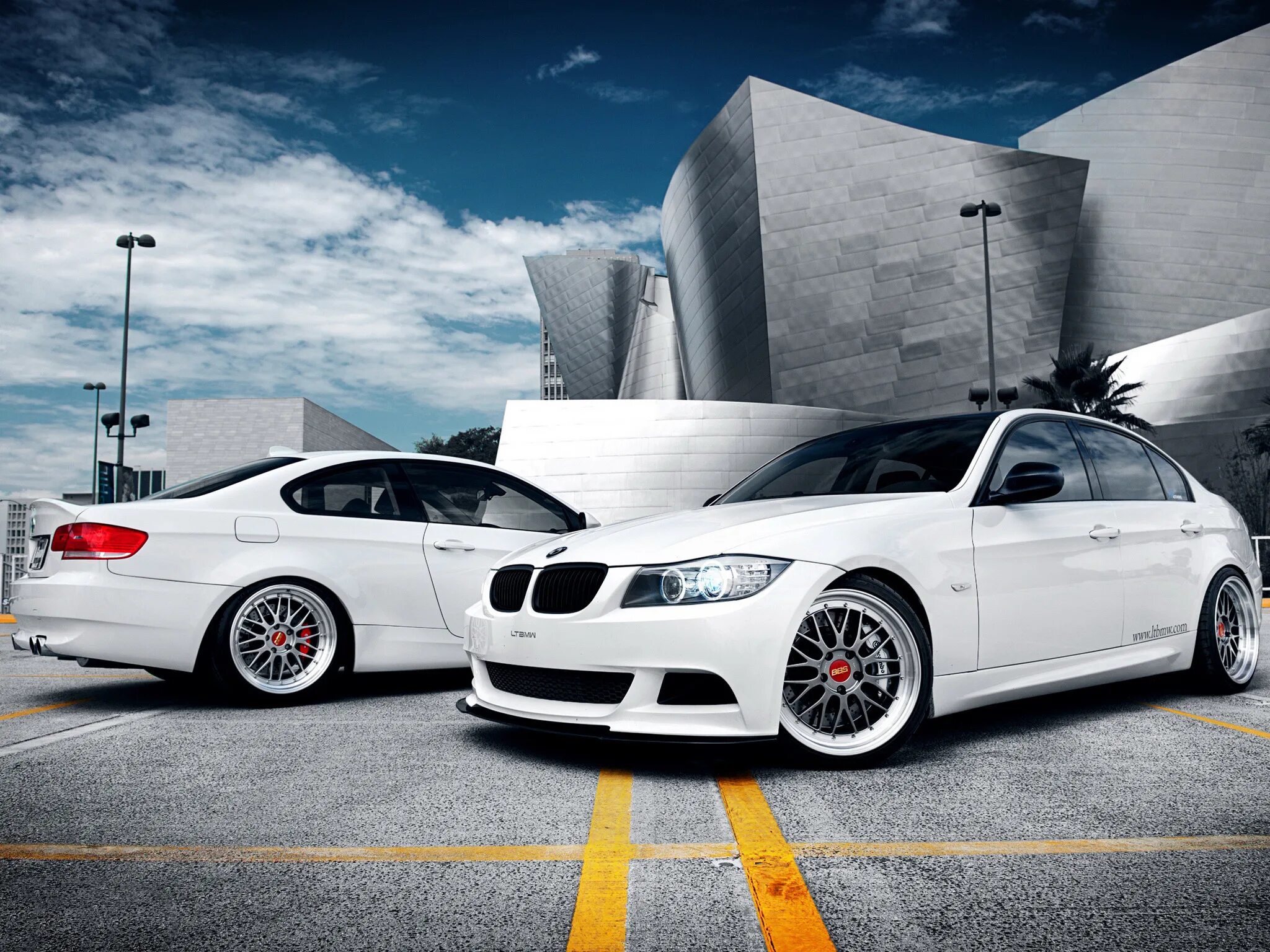 White machine. BMW e60. BMW e90 nkarner. БМВ е90 белая тюнинг. БМВ е90 1600*900.