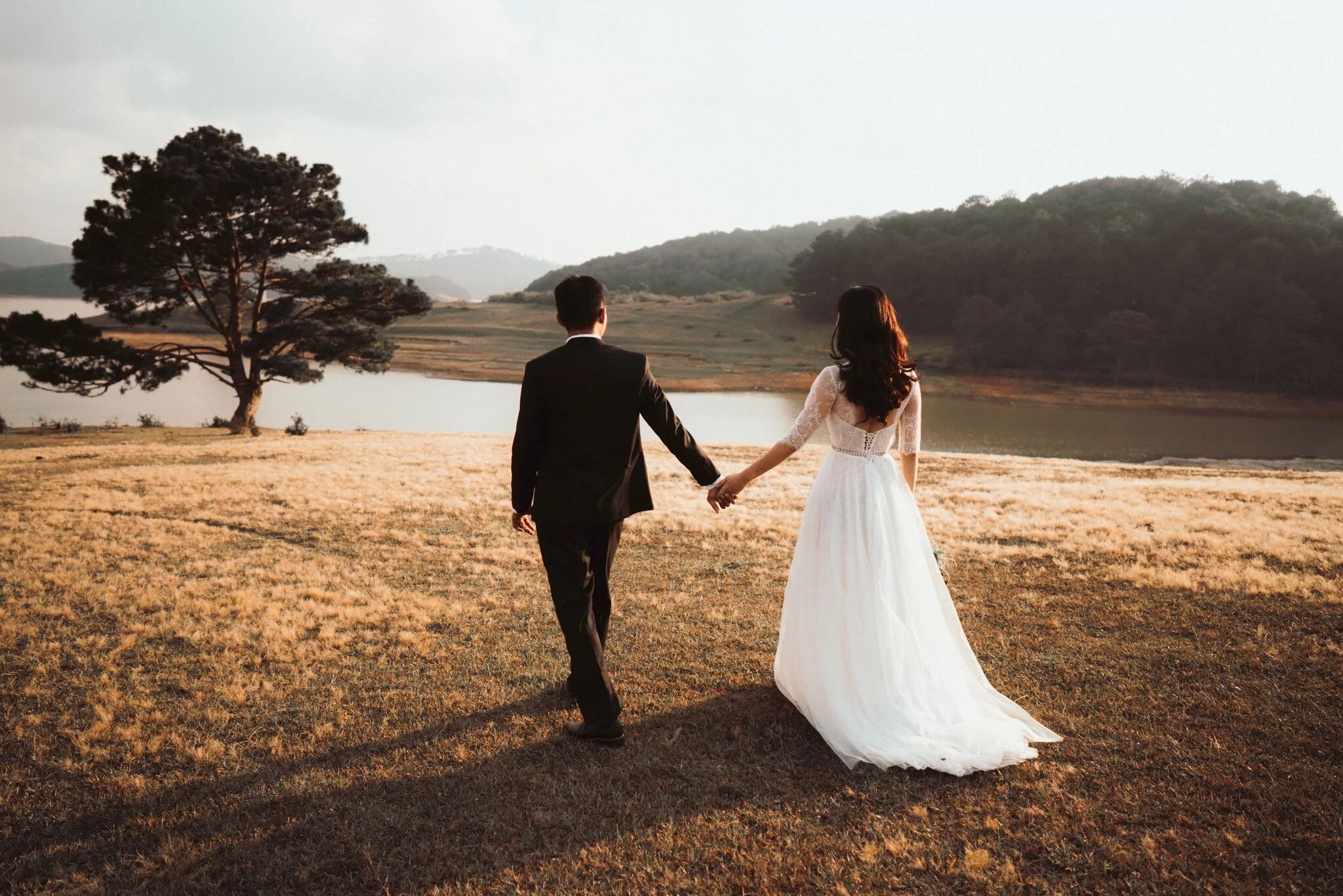 Wedding slowed. Свадебная фотосессия. Жених и невеста. Жених и невеста со спины. Фотосессия в свадебном платье.