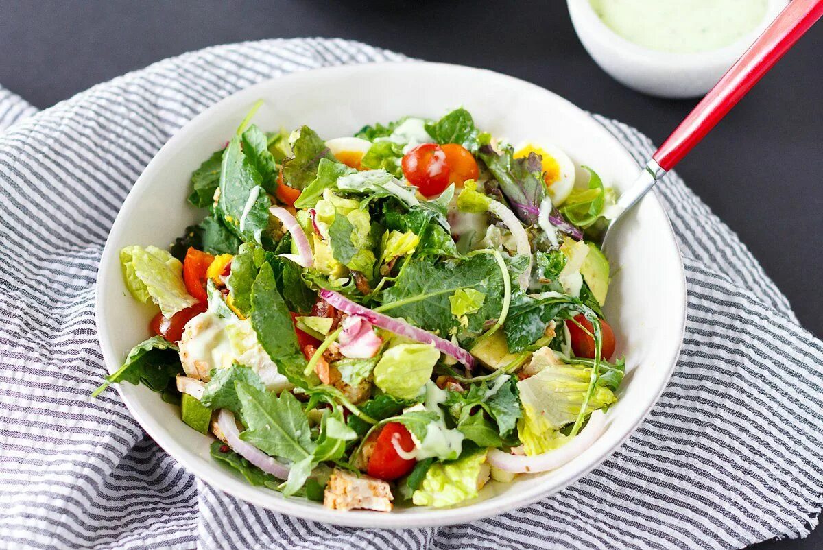 Грин Саладс. Кобб салат дрессинг. Тарелка с салатом. Зеленый салат. Салат из зеленых овощей