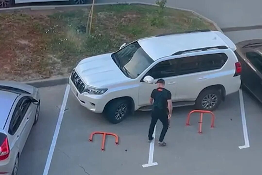 парковка во дворе прикол. припарковался на два места. занял два парковочных места. неправильная парковка машины. паркуется на два места.