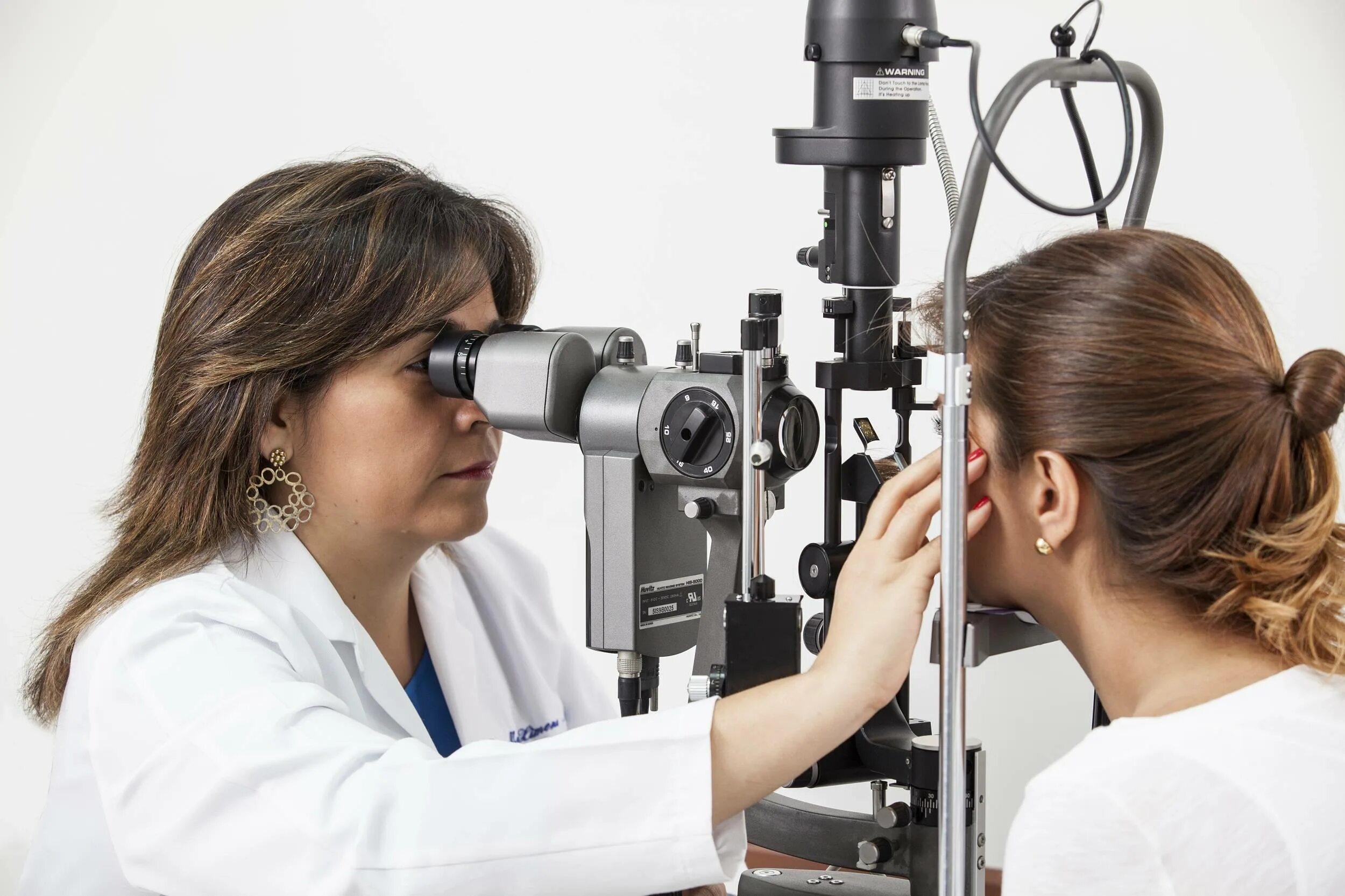 Глаза зрение диагнозы. Исследование глаза. Офтальмологическое обследование. Осмотр офтальмолога. Оптика окулист.