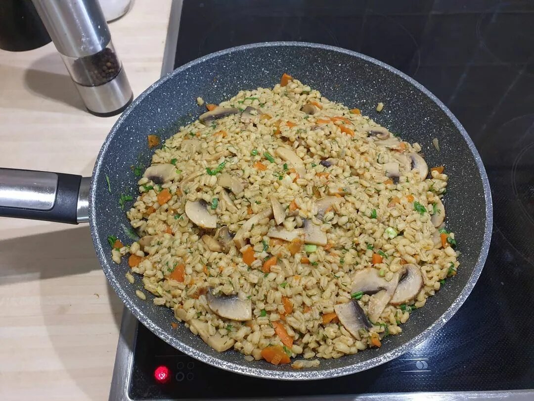 Перловая каша с фаршем. Перловка с курицей. Плов из перловой крупы с грибами. Перловка с курицей. Плов с перловкой и курицей в казане.