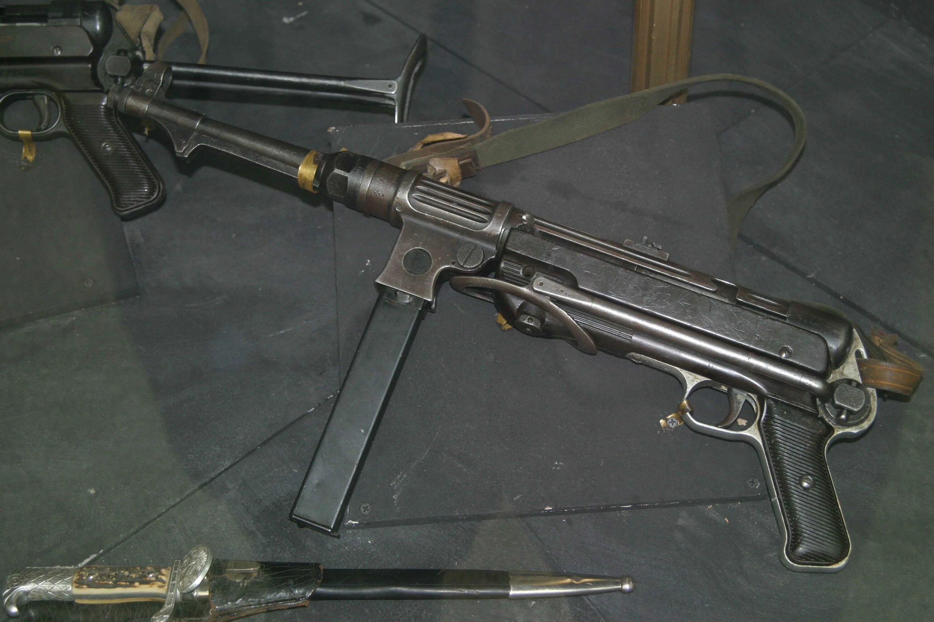 Итальянец с оружием. Mg 34 пулемет. Маузер 71/84. Оружейный музей в кобленце. Немецкая оружейная компания 6 букв.